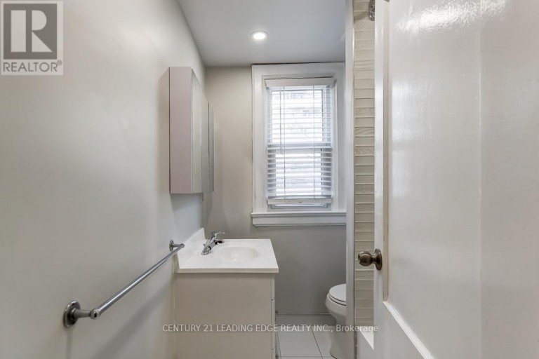 26 GRANDVILLE AVENUE, Toronto (Rockcliffe-Smythe), Ontario, M6N4T9