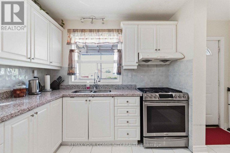 32 KIRKNEWTON ROAD, Toronto (Caledonia-Fairbank), Ontario, M6E3Y1