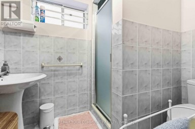 32 KIRKNEWTON ROAD Toronto (Caledonia-Fairbank) Ontario photo 11