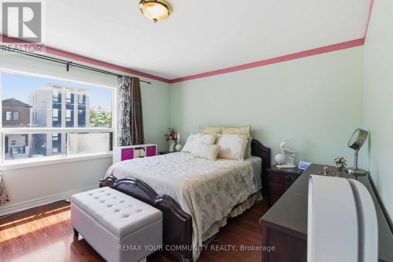 32 KIRKNEWTON ROAD, Toronto (Caledonia-Fairbank), Ontario, M6E3Y1