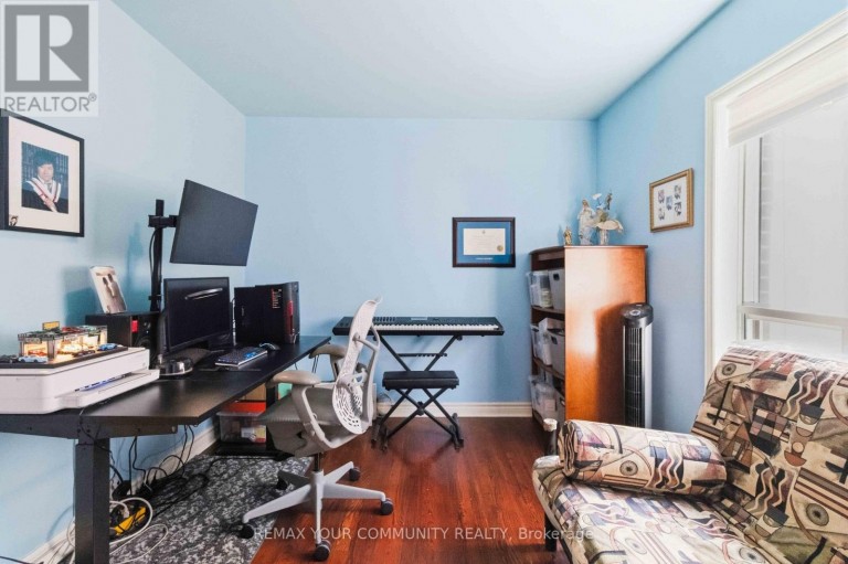 32 KIRKNEWTON ROAD, Toronto (Caledonia-Fairbank), Ontario, M6E3Y1