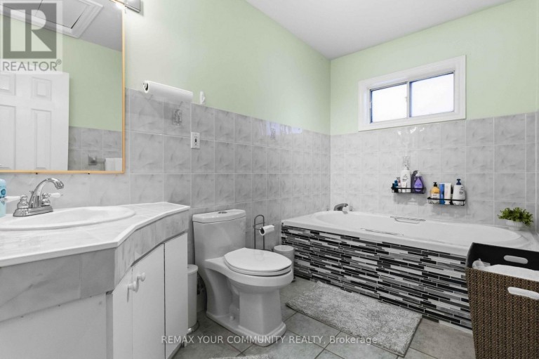 32 KIRKNEWTON ROAD, Toronto (Caledonia-Fairbank), Ontario, M6E3Y1
