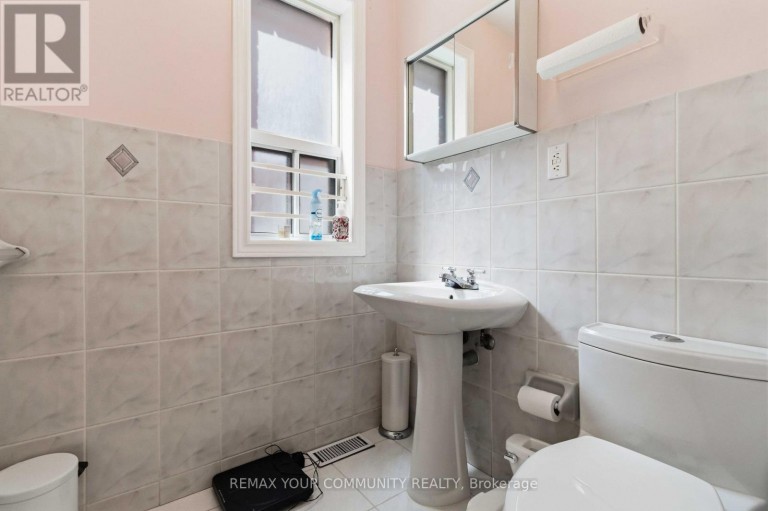 32 KIRKNEWTON ROAD, Toronto (Caledonia-Fairbank), Ontario, M6E3Y1