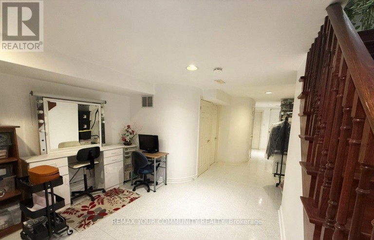 32 KIRKNEWTON ROAD, Toronto (Caledonia-Fairbank), Ontario, M6E3Y1