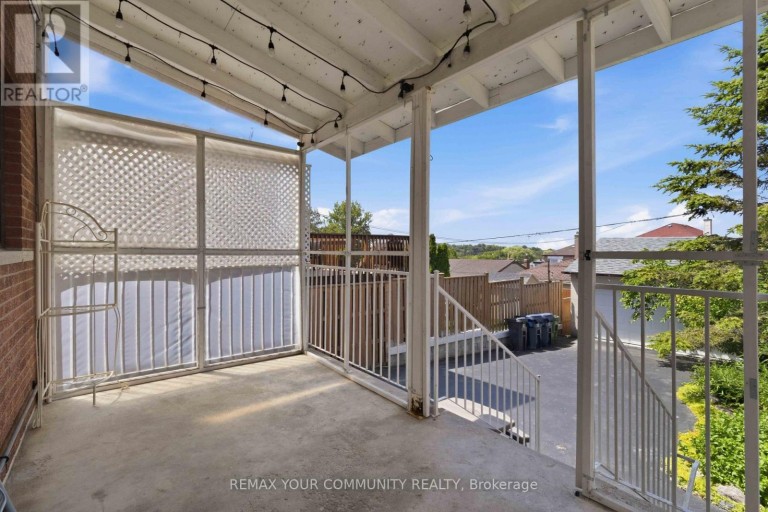 32 KIRKNEWTON ROAD, Toronto (Caledonia-Fairbank), Ontario, M6E3Y1