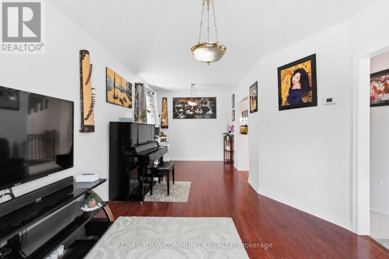 32 KIRKNEWTON ROAD, Toronto (Caledonia-Fairbank), Ontario, M6E3Y1