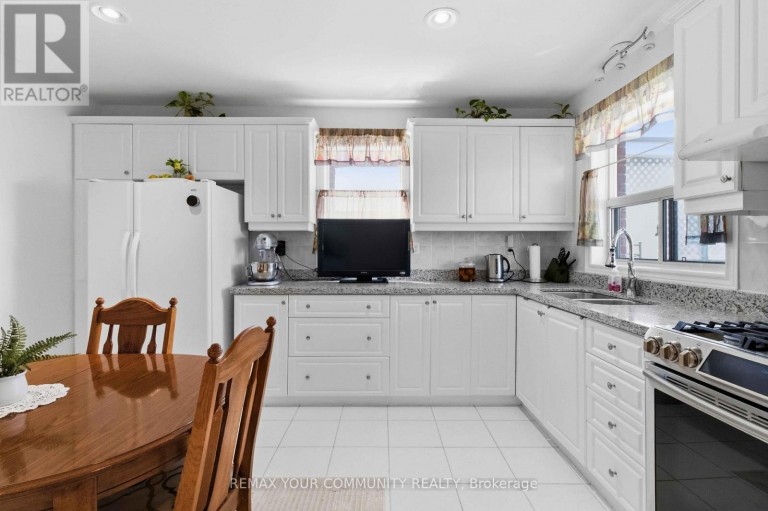 32 KIRKNEWTON ROAD, Toronto (Caledonia-Fairbank), Ontario, M6E3Y1