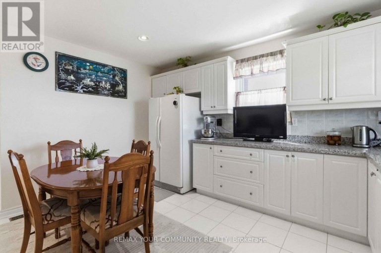 32 KIRKNEWTON ROAD, Toronto (Caledonia-Fairbank), Ontario, M6E3Y1