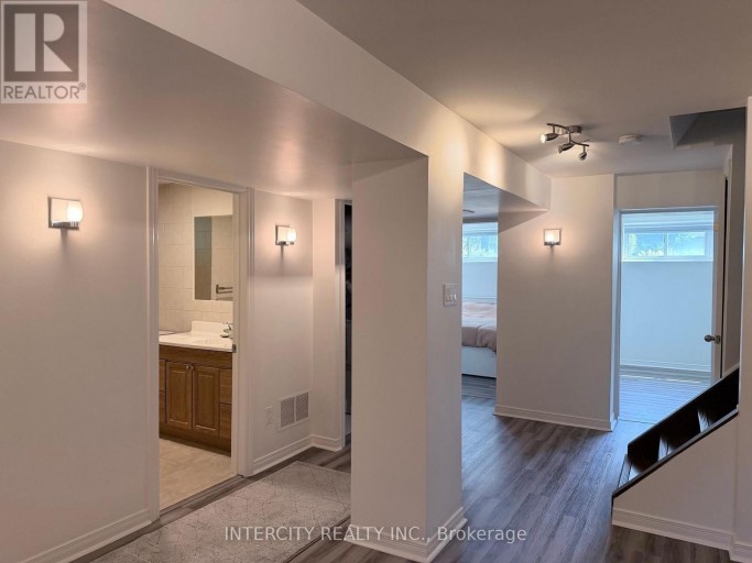 36 STRATHBURN BOULEVARD, Toronto (Humberlea-Pelmo Park), Ontario, M9M2K3