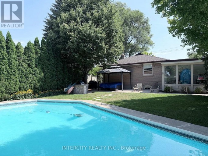 36 STRATHBURN BOULEVARD, Toronto (Humberlea-Pelmo Park), Ontario, M9M2K3