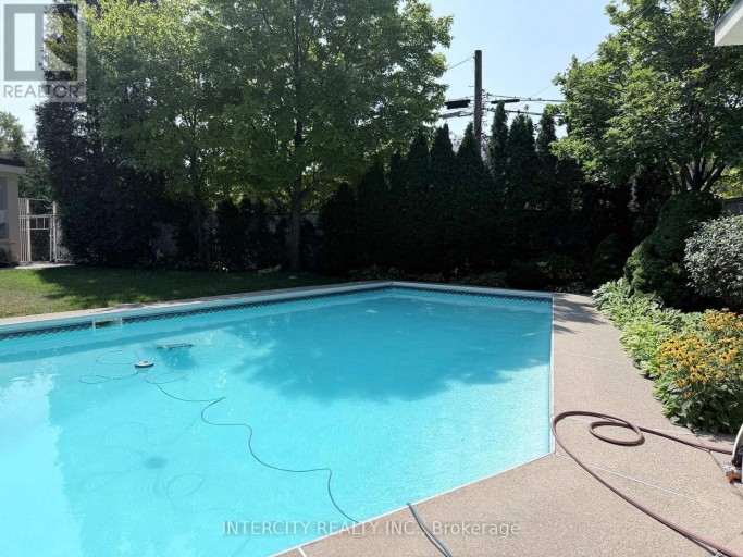 36 STRATHBURN BOULEVARD, Toronto (Humberlea-Pelmo Park), Ontario, M9M2K3