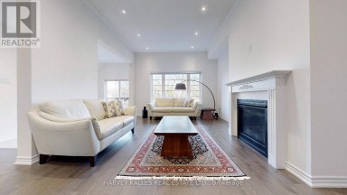 56 CHARLES WHITE COURT East Gwillimbury (Sharon) Ontario photo 2