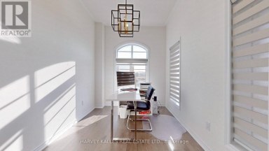 56 CHARLES WHITE COURT East Gwillimbury (Sharon) Ontario photo 8