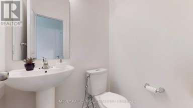 56 CHARLES WHITE COURT East Gwillimbury (Sharon) Ontario photo 9
