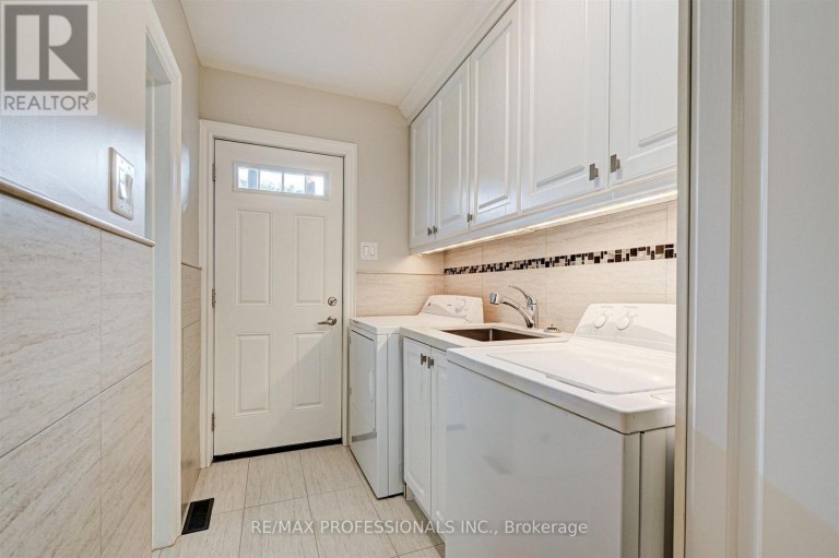 64 RAVENSBOURNE CRESCENT, Toronto (Princess-Rosethorn), Ontario, M9A2A8