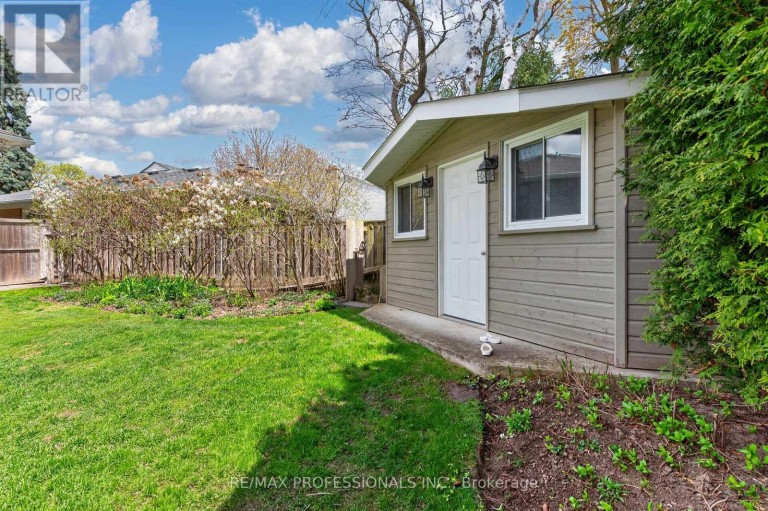 64 RAVENSBOURNE CRESCENT, Toronto (Princess-Rosethorn), Ontario, M9A2A8