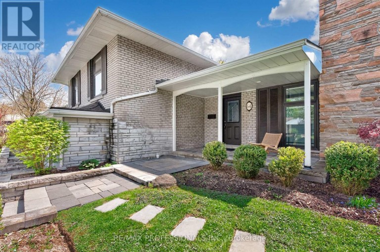 64 RAVENSBOURNE CRESCENT, Toronto (Princess-Rosethorn), Ontario, M9A2A8