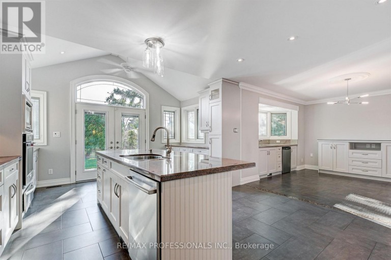 64 RAVENSBOURNE CRESCENT, Toronto (Princess-Rosethorn), Ontario, M9A2A8