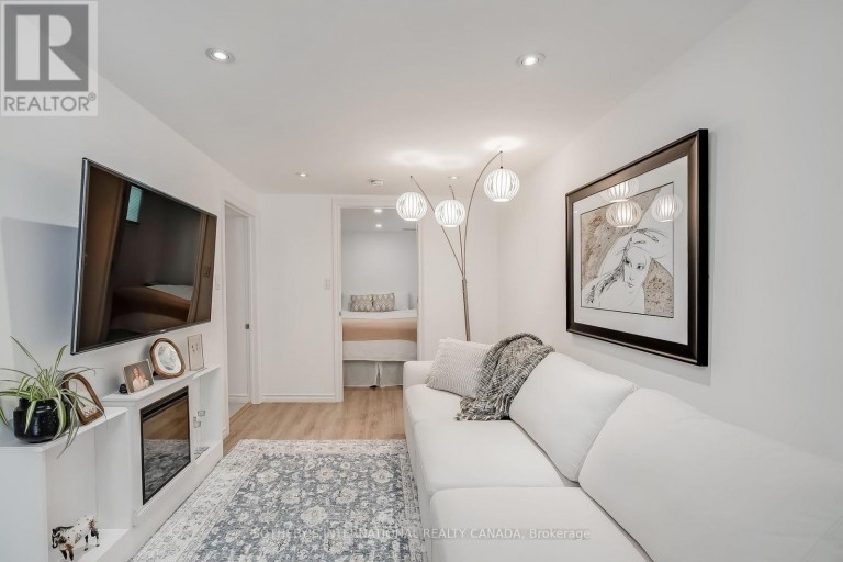 12 PEEL STREET S, Hamilton (Strathcona), Ontario, L9H3E2