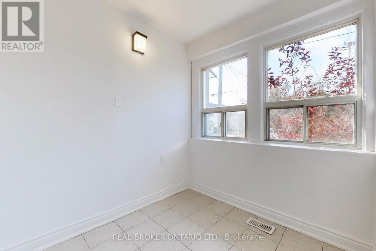MAIN - 102 BOWIE AVENUE, Toronto (Briar Hill-Belgravia), Ontario, M6E2P7