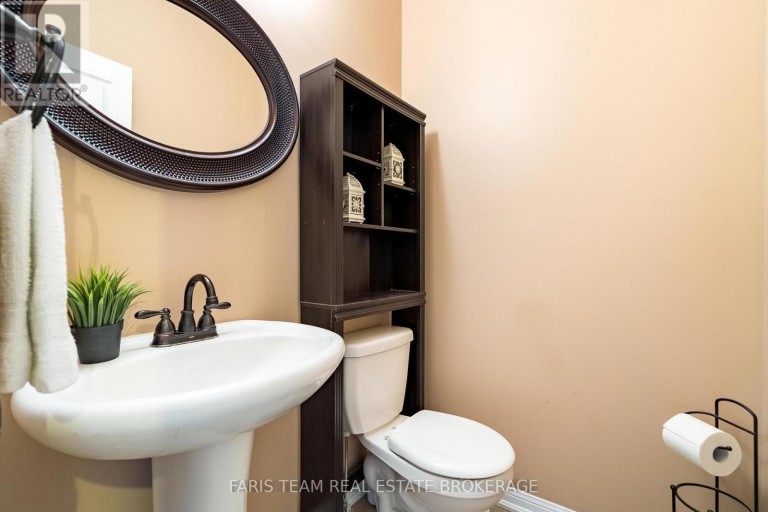 111 MONARCHY STREET, Barrie (Innis-Shore), Ontario, L4M0E3