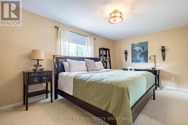 111 MONARCHY STREET, Barrie (Innis-Shore), Ontario, L4M0E3