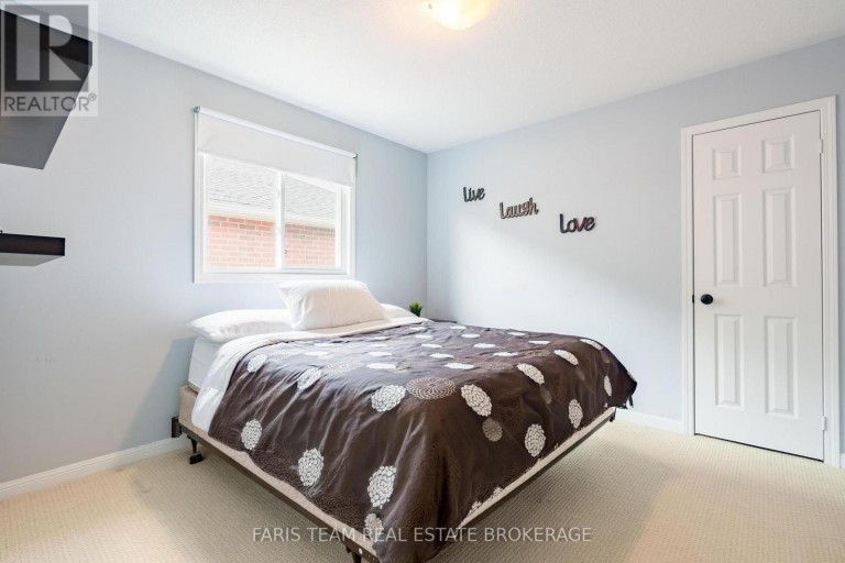111 MONARCHY STREET, Barrie (Innis-Shore), Ontario, L4M0E3
