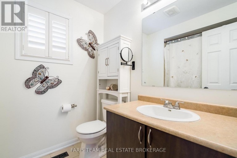 111 MONARCHY STREET, Barrie (Innis-Shore), Ontario, L4M0E3