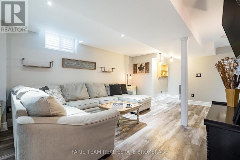 111 MONARCHY STREET, Barrie (Innis-Shore), Ontario, L4M0E3