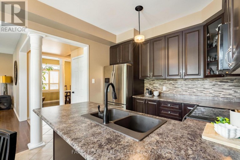 111 MONARCHY STREET, Barrie (Innis-Shore), Ontario, L4M0E3