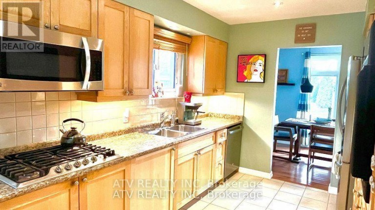 696 BALATON AVENUE, Pickering (Bay Ridges), Ontario, L1W1W1