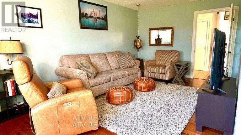 696 BALATON AVENUE, Pickering (Bay Ridges), Ontario, L1W1W1