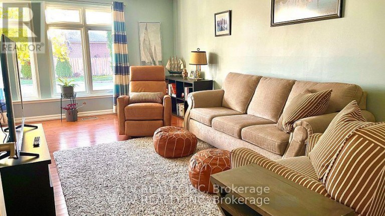 696 BALATON AVENUE, Pickering (Bay Ridges), Ontario, L1W1W1