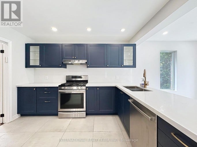 21 MAYVERN CRESCENT, Richmond Hill (North Richvale), Ontario, L4C5J5