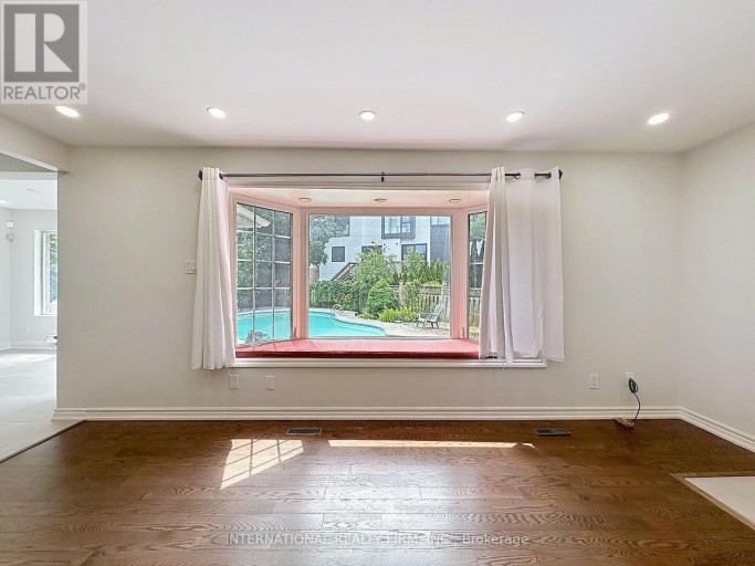 21 MAYVERN CRESCENT, Richmond Hill (North Richvale), Ontario, L4C5J5