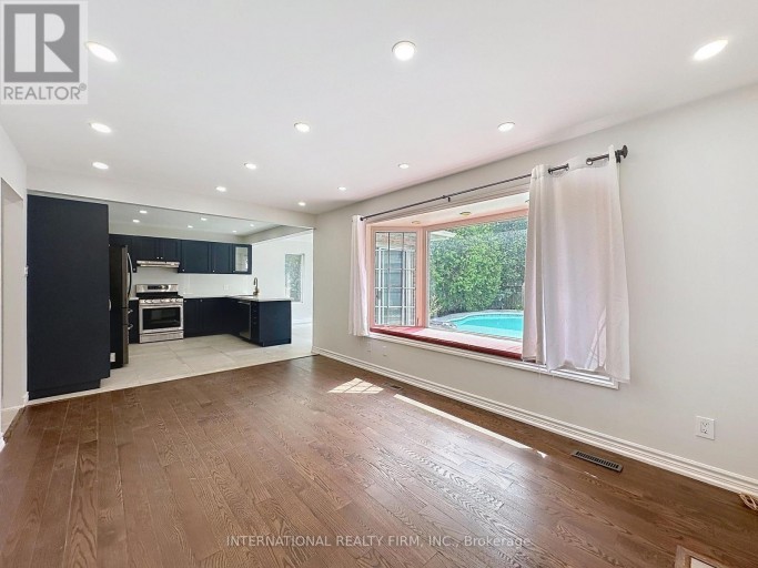 21 MAYVERN CRESCENT, Richmond Hill (North Richvale), Ontario, L4C5J5