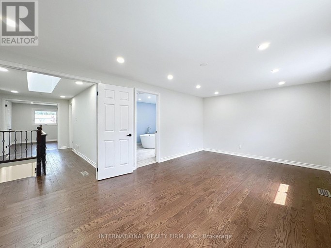 21 MAYVERN CRESCENT, Richmond Hill (North Richvale), Ontario, L4C5J5