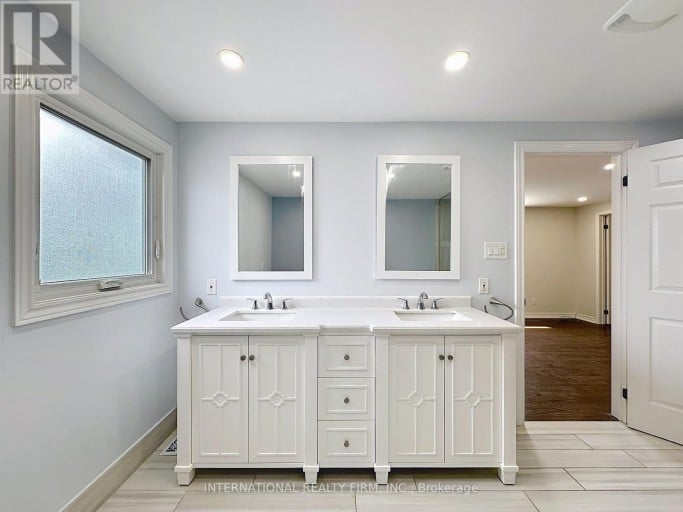 21 MAYVERN CRESCENT, Richmond Hill (North Richvale), Ontario, L4C5J5