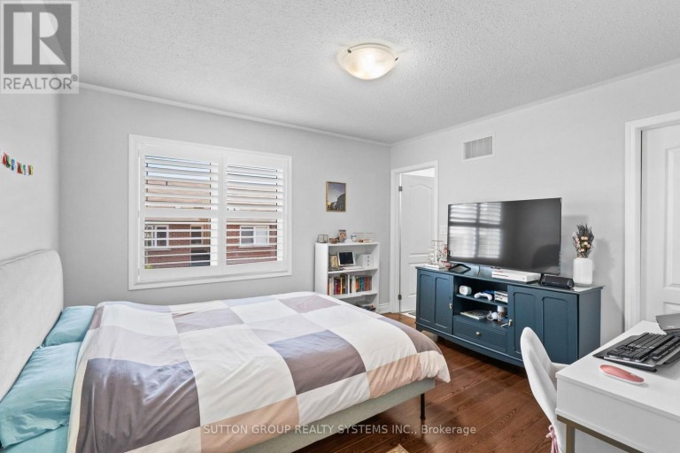 11 FUSILIER DRIVE, Toronto (Clairlea-Birchmount), Ontario, M1L0J4