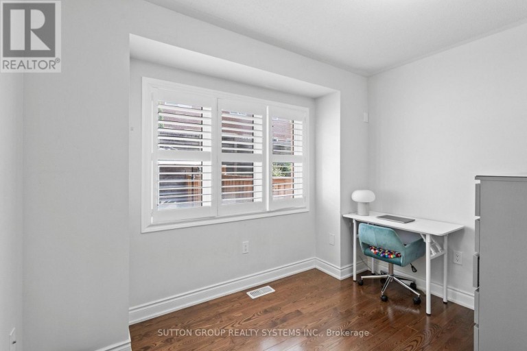 11 FUSILIER DRIVE, Toronto (Clairlea-Birchmount), Ontario, M1L0J4