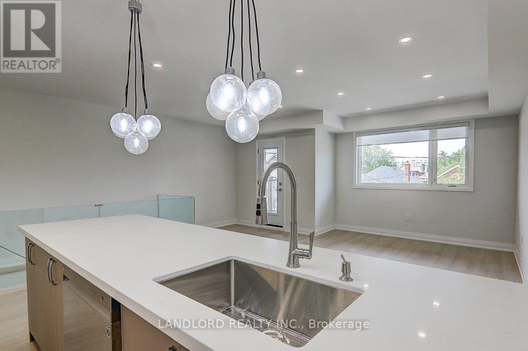 UPPER - 115 LIVINGSTONE AVENUE, Toronto (Briar Hill-Belgravia), Ontario, M6E2L7
