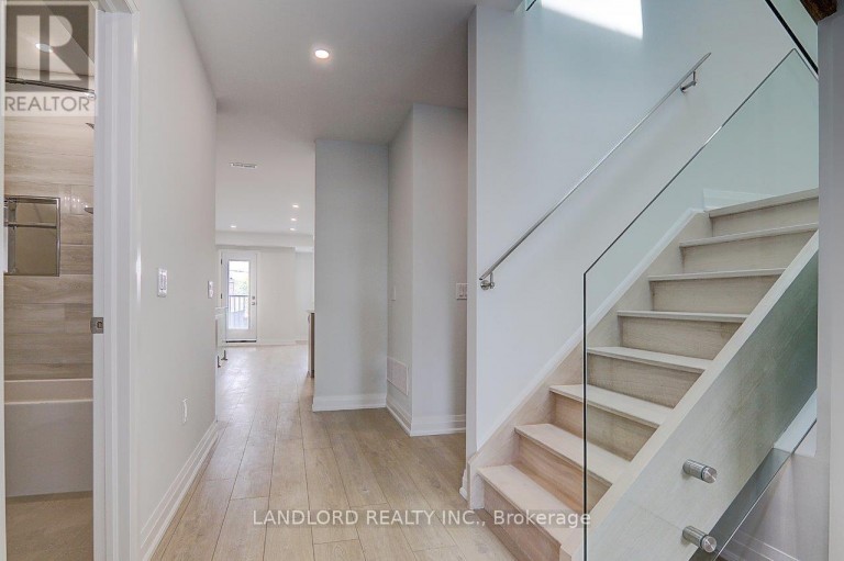 UPPER - 115 LIVINGSTONE AVENUE, Toronto (Briar Hill-Belgravia), Ontario, M6E2L7
