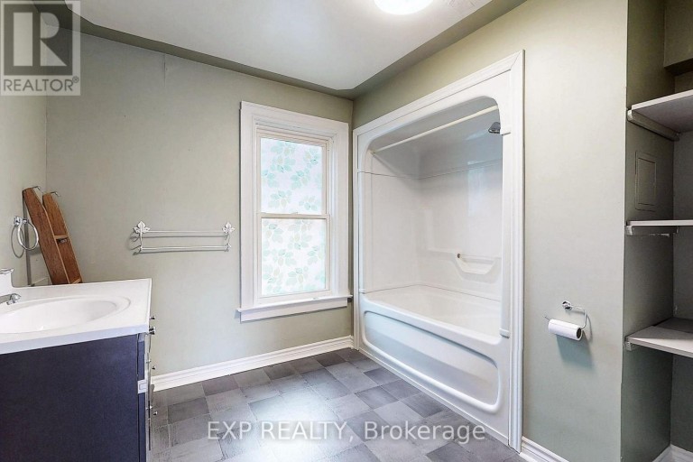 15 COLBORNE STREET E, Oshawa (O'Neill), Ontario, L1G1M1