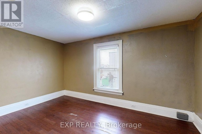 15 COLBORNE STREET E, Oshawa (O'Neill), Ontario, L1G1M1