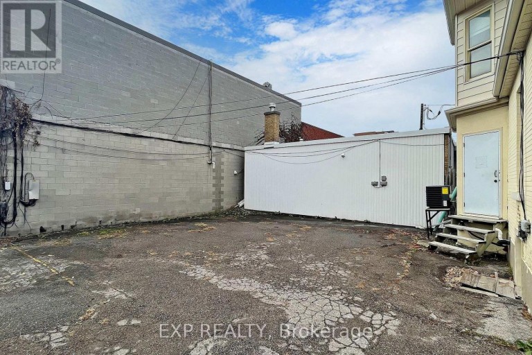 15 COLBORNE STREET E, Oshawa (O'Neill), Ontario, L1G1M1