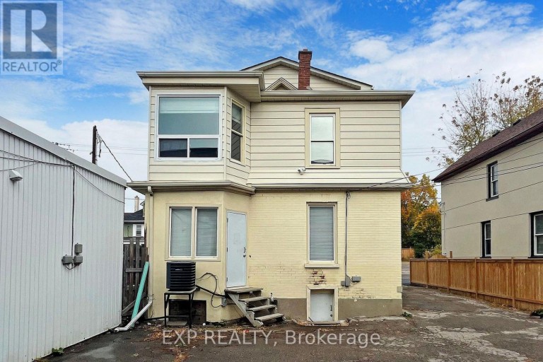15 COLBORNE STREET E, Oshawa (O'Neill), Ontario, L1G1M1
