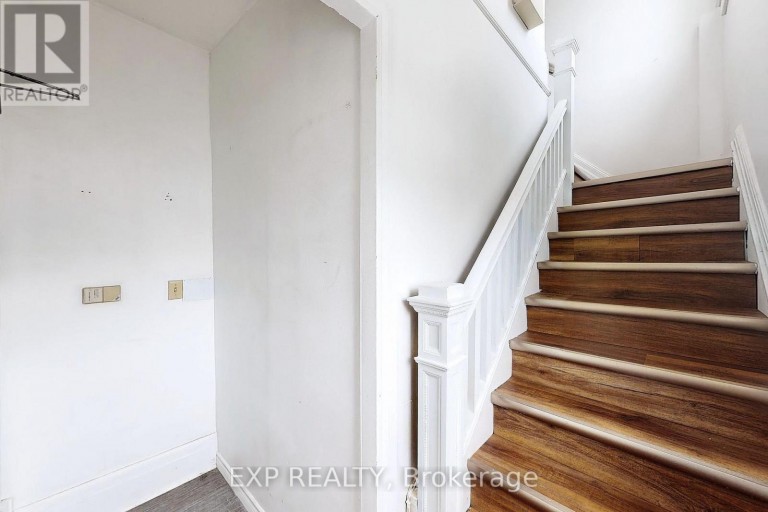 15 COLBORNE STREET E, Oshawa (O'Neill), Ontario, L1G1M1