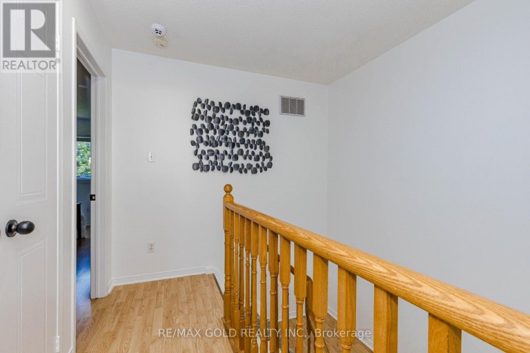 52 WICKSTEAD COURT, Brampton (Sandringham-Wellington), Ontario, L6R1N8