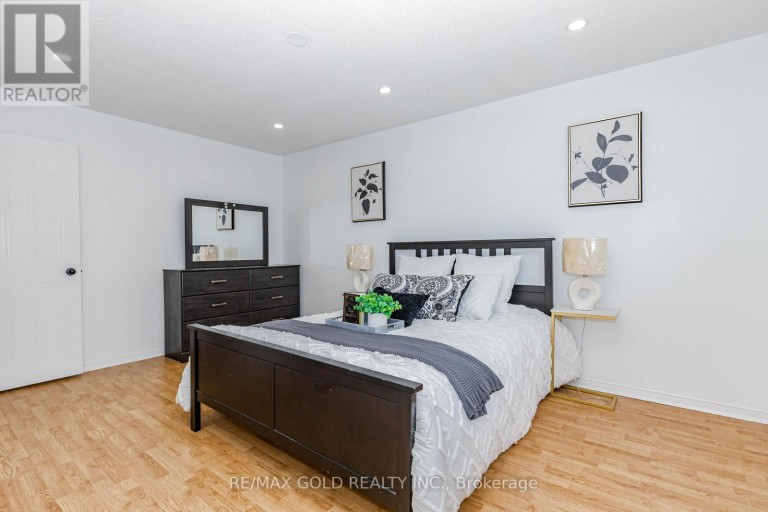 52 WICKSTEAD COURT, Brampton (Sandringham-Wellington), Ontario, L6R1N8