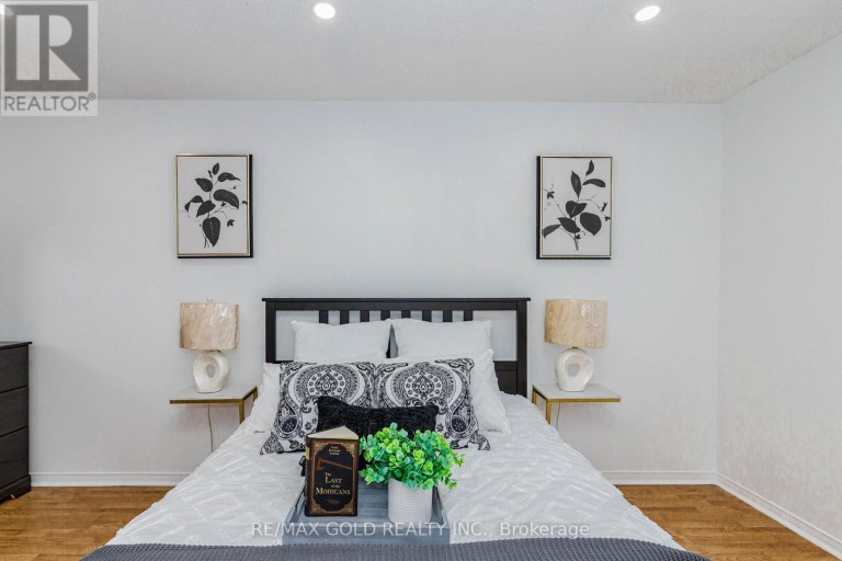 52 WICKSTEAD COURT, Brampton (Sandringham-Wellington), Ontario, L6R1N8